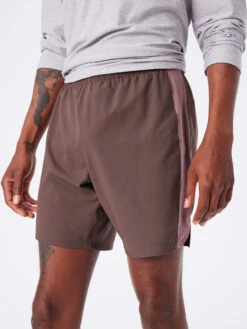 High Stride 7" Short -Daily Fit Wear Shop Front Detail M701456 TWV CDT High Stride 7in Short Chocolate Deep Taupe 099 mZm14T2