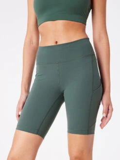 SuperForm™ 8" Short -Daily Fit Wear Shop Front Detail W701654 BIT EGR Zoom 8in Short Evergreen 045 DaDWV94